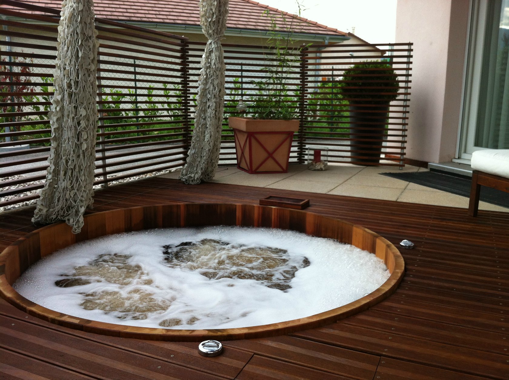 Une baignoire d'extérieur design par Goodland est chauffée au feu de bois