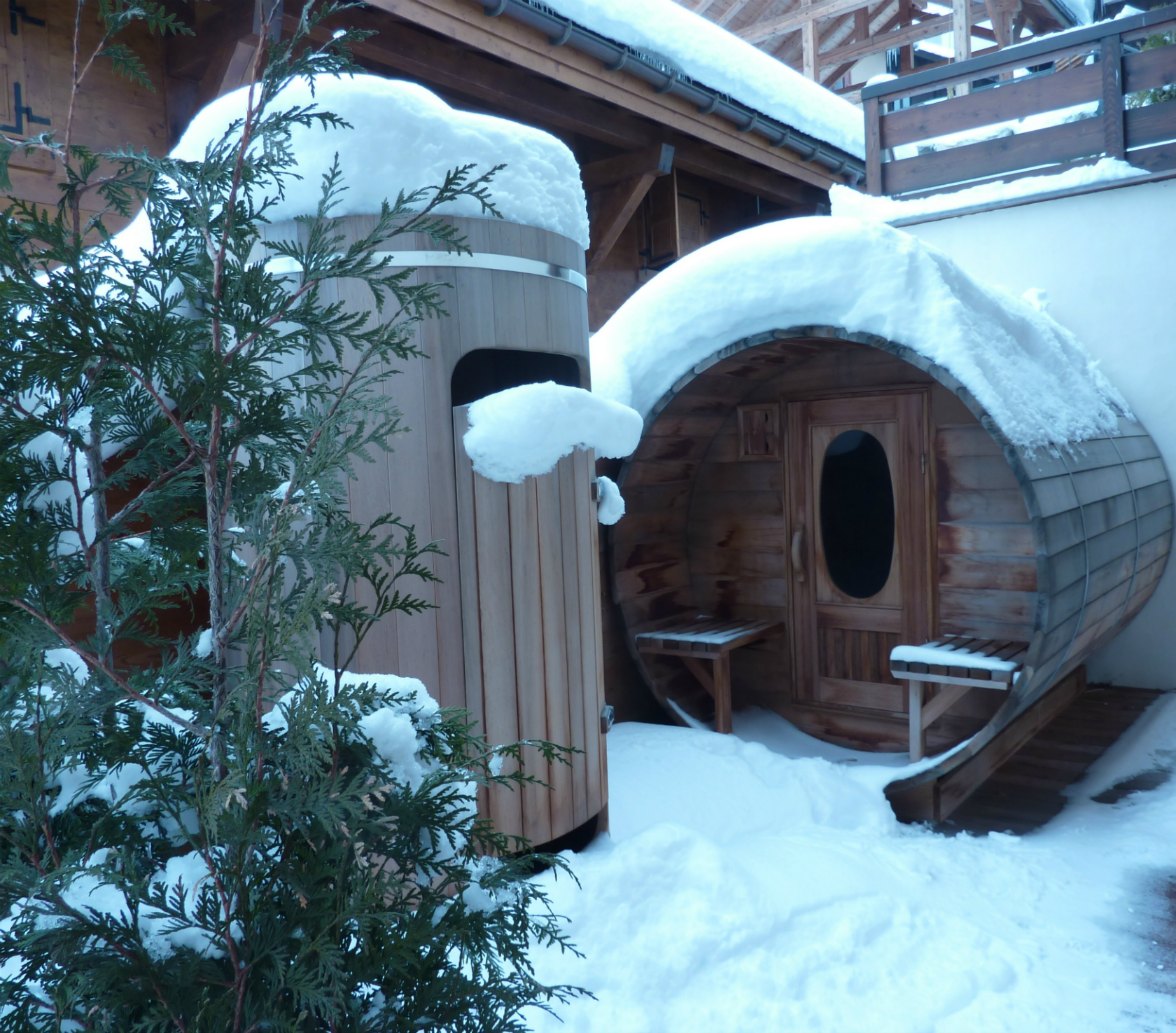 Red cedar shower and a round shape sauna