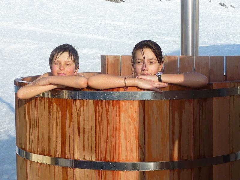 Enfants dans bain nordique en bois 